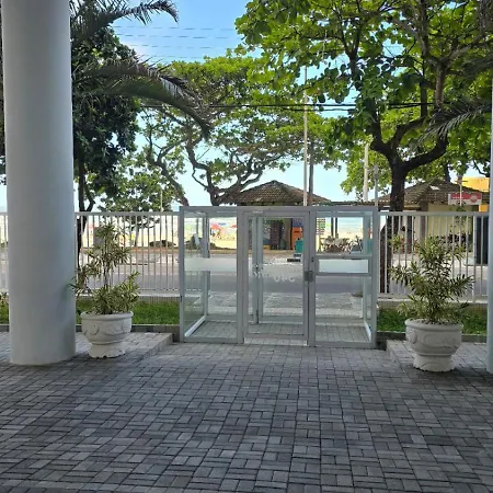Apartamento pé na areia inteiro-4 quartos 3 cama casal ,4 camas solteiro-3 salas cozinha-3